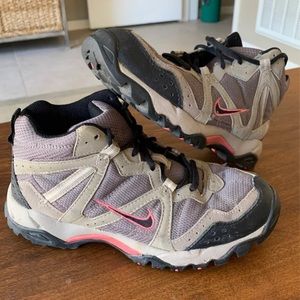 Womens size 6 nike ACG hiking trail shoes